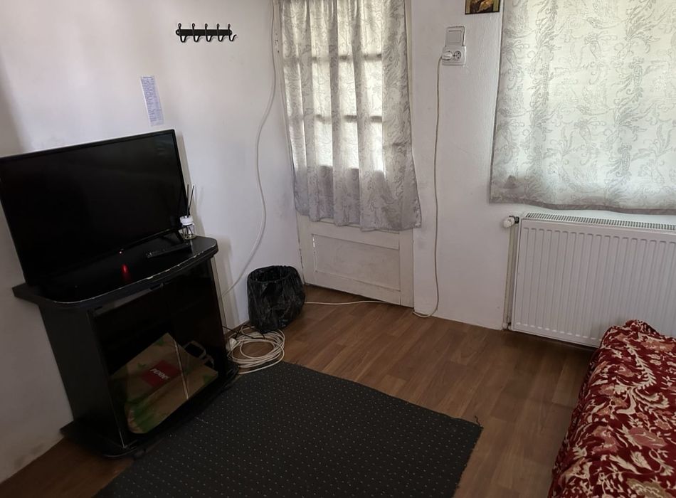 Închiriez camera la curte