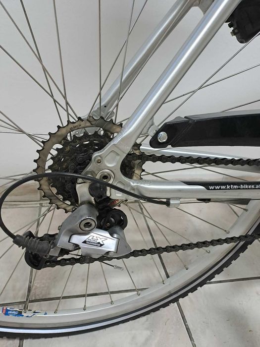 Bicicleta KTM cu cadru din aluminiu