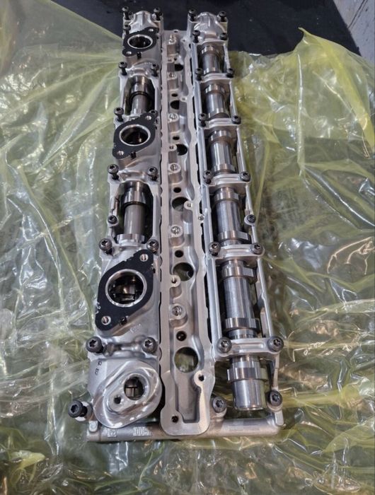 Lagar arbore cu came , pinioane admisie/evacuare+suruburi Mercedes 656