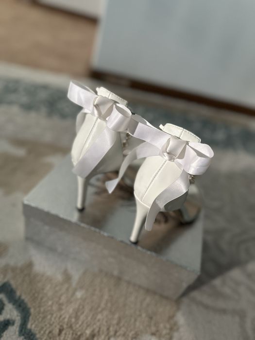 Босоножки белый