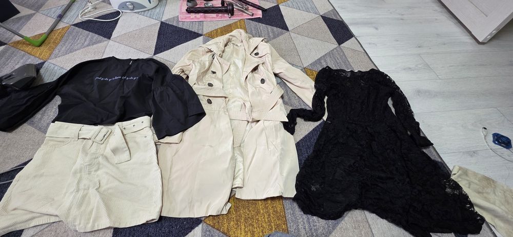 Отдам бесплатно вещи на девочку 12-13 лет.