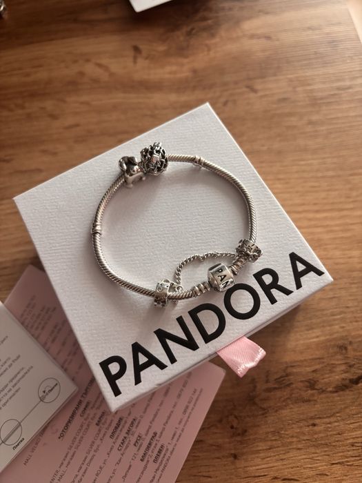 Гривна Pandora с два талисмана, и предпазна верижка.