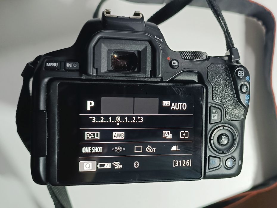 Canon 250d kit (24 MP, 4k video, WiFi, Touch screen)