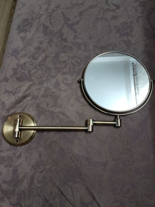Продам зеркало двухсторонее.