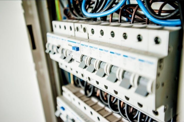 Electrician - CAM Electric – Conectăm siguranța cu profesionalismul!