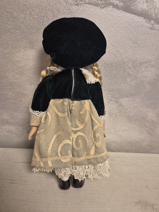 Продавам порцеланови кукли