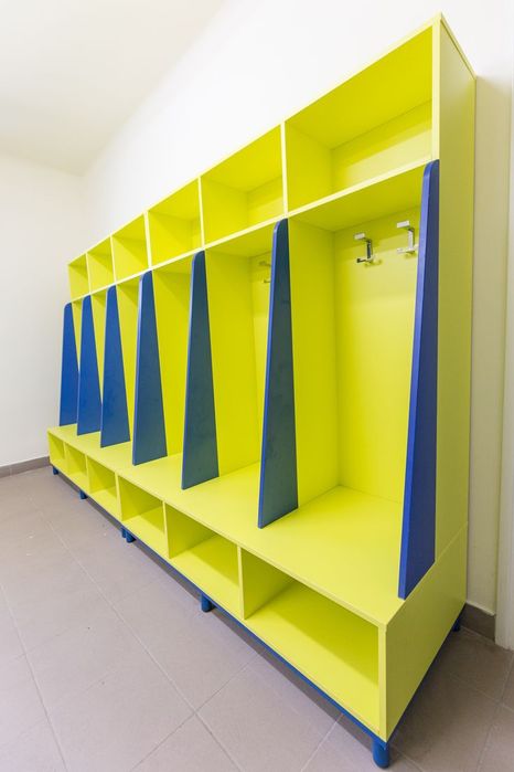 Вешалки на раздевалку шкаф