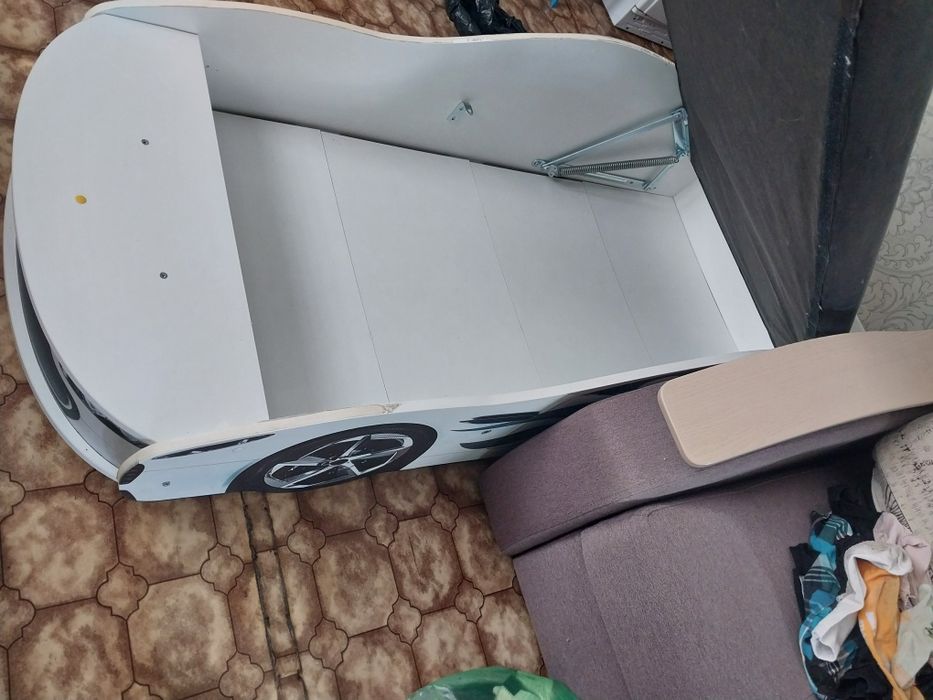Продам детскую кровать машину