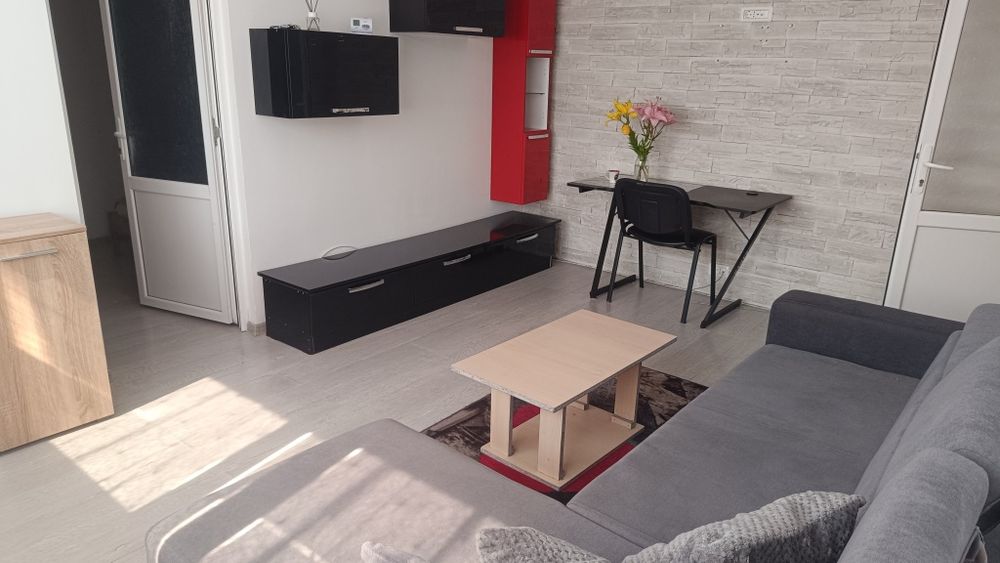 Proprietar inchiriez apartament semidecomandat  in  Baicoi zona Liliesti