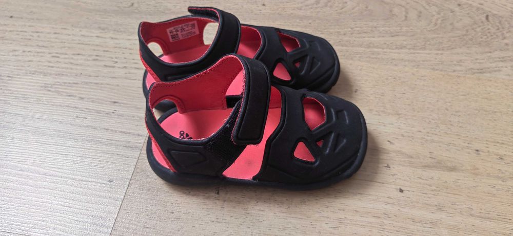 Маратонки, сандали и платненки