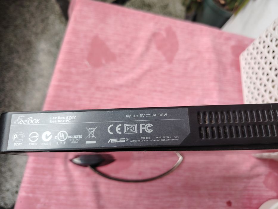 Мини компютър Asus EeeBox