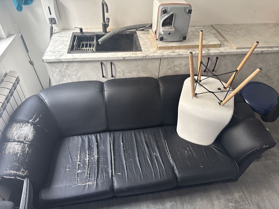 отдам даром диван с стульями рядом