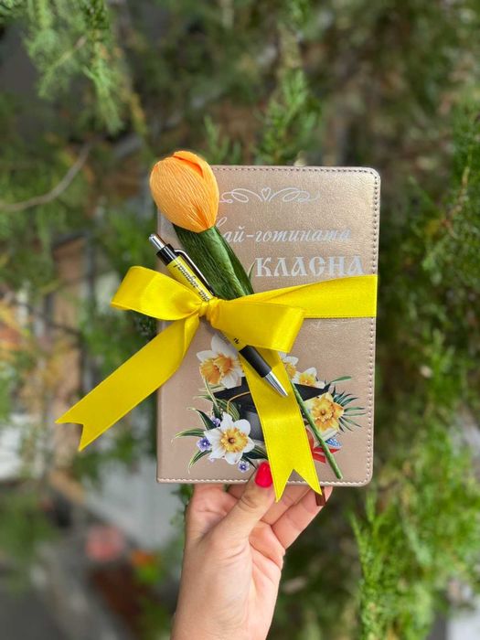 Уникален подарък за учител – дневник + писалка + лале