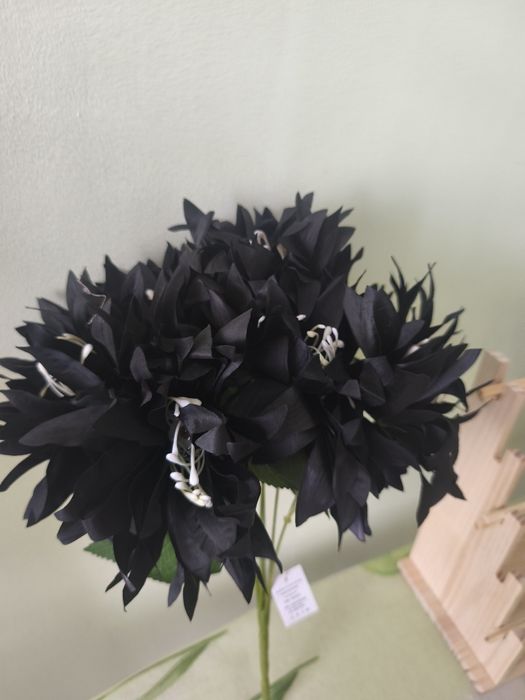 Черни цветя в букет