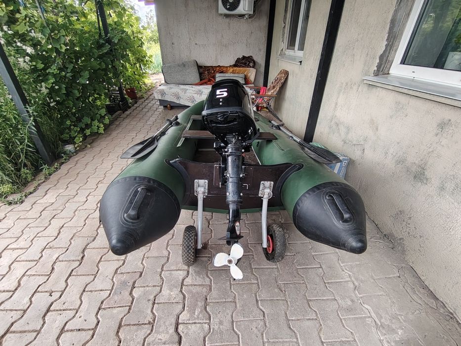 Продам лодку с мотором.