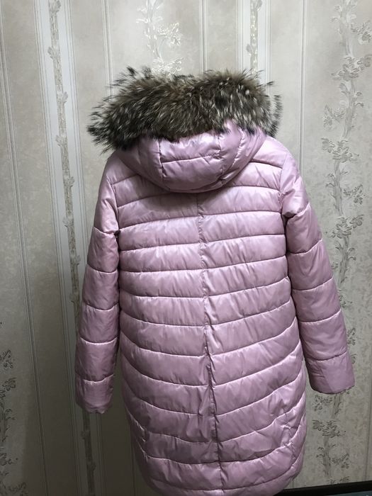 Продам пуховик на девочку подростка.