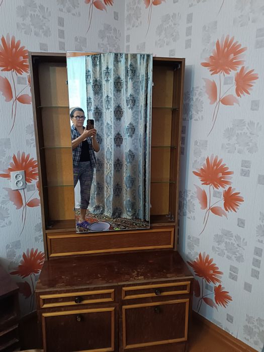 Продам трьельяж с вертикальным зеркалом.