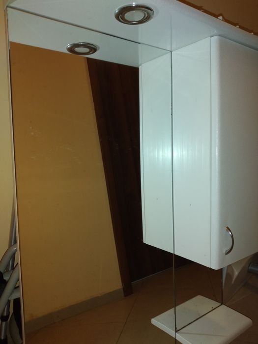 Продавам горен шкаф за баня с огледало.