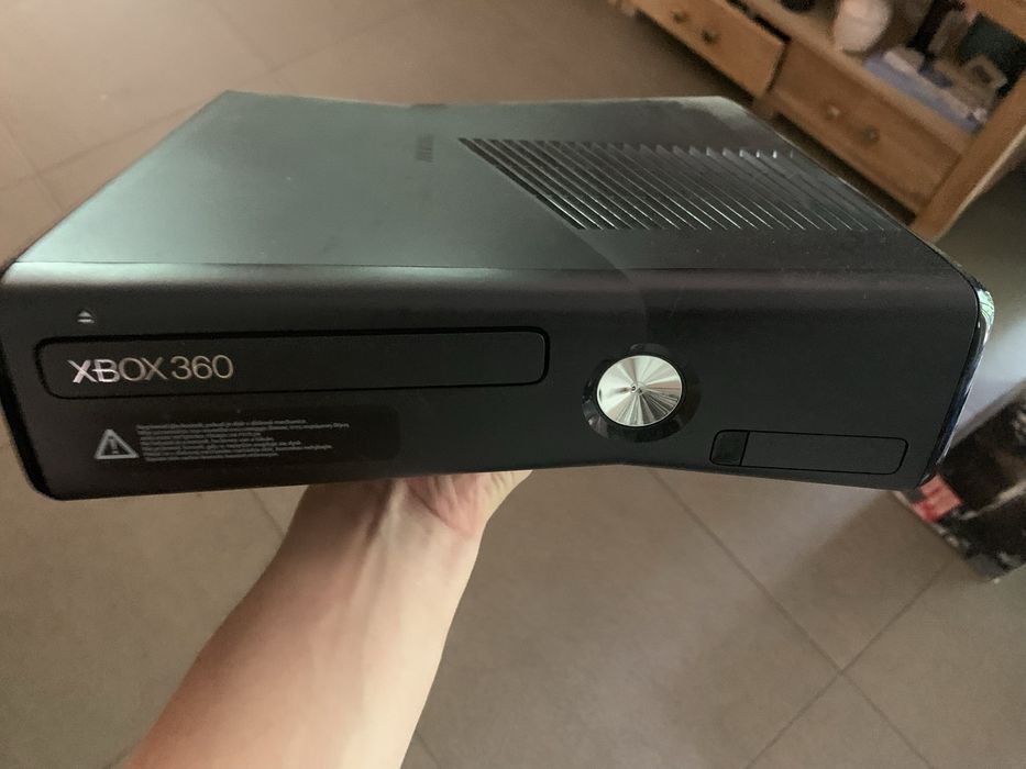 Pachet Xbox 360 Slim 250GB + Kinect + 4 Jocuri