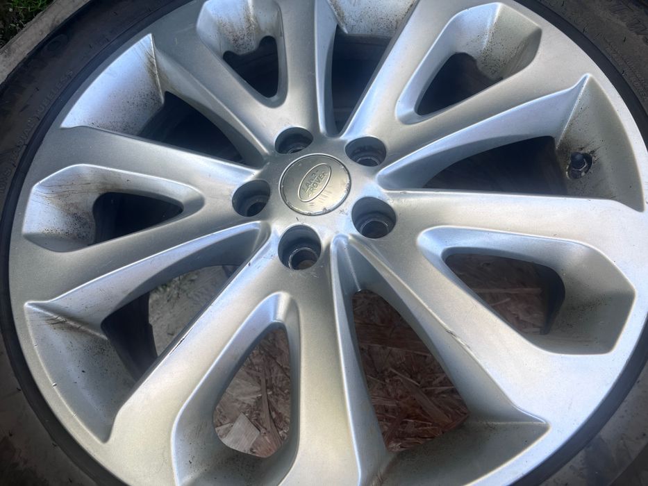 vând cauciucuri iarnă+jante land rover noi!