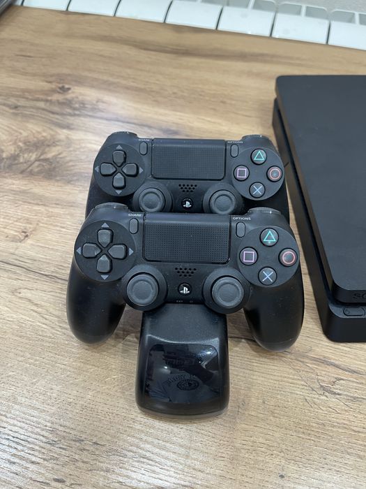 Playstation 4 slim, 2 джойтика