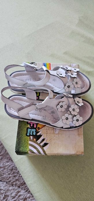 Продавам детски сандалки