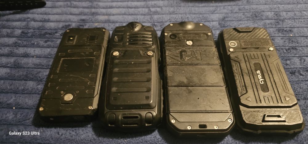 Vand telefoane de șantier