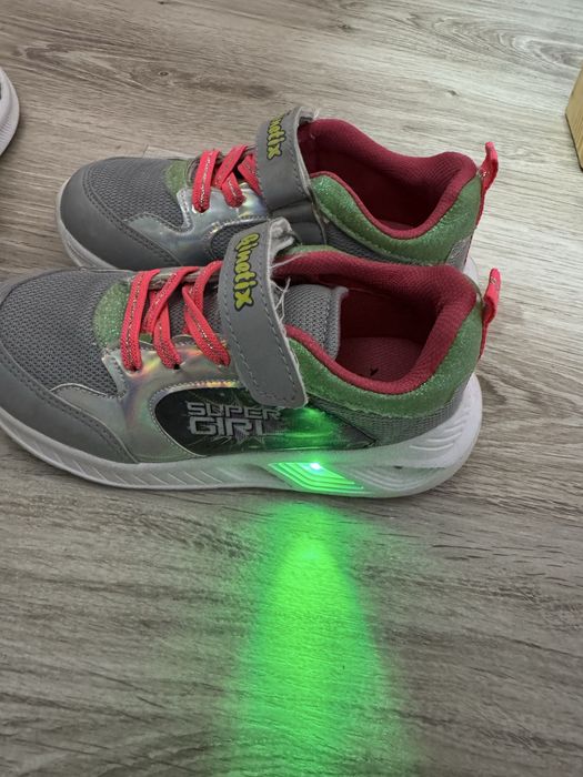 Детски маратонки Adidas и Kinetiks светещи и Toms