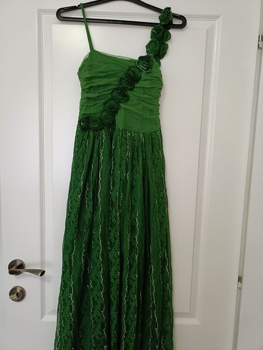 Vând rochii noi cu etichetă