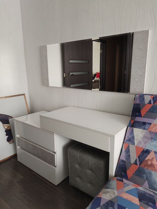 Туалетный столик с зеркалом