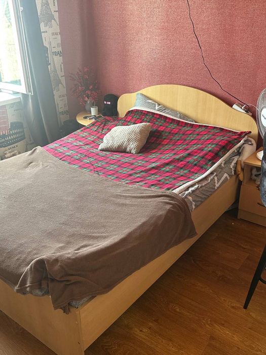 Продам двухспальную кровать 2 тумбочки