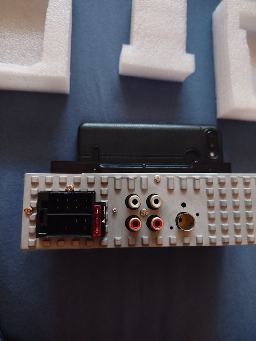 Мултимедия за автомобил с поставка за телефон