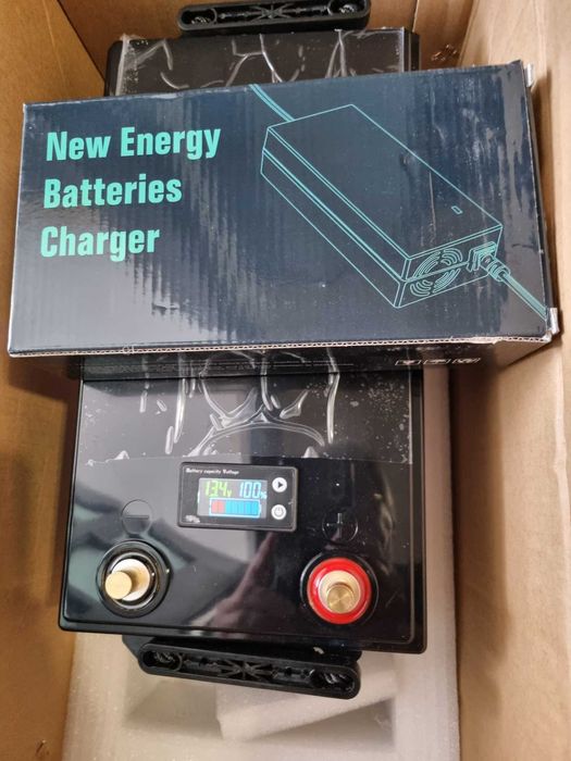 Baterie LiFePo4 12V, 350 Ah, BMS integrat și încărcător