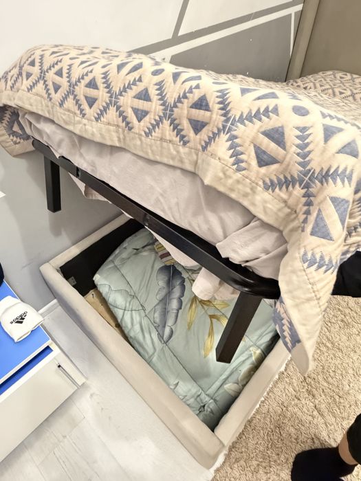 Кровать детская и шкаф для вещей.