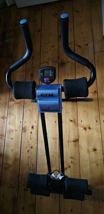 Aparat fitnes, pune în mișcare mai multe parti ale corpului