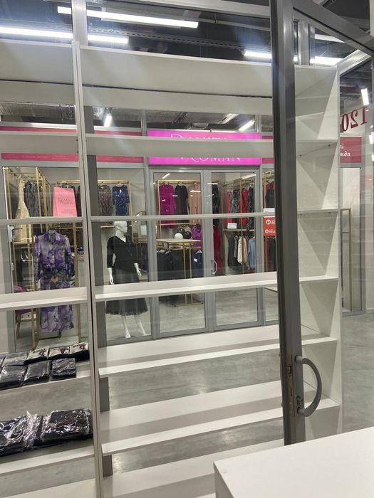 Шкафы и стойка для бутика