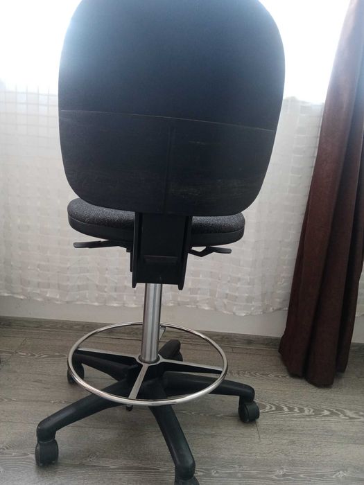 Масивен офис стол