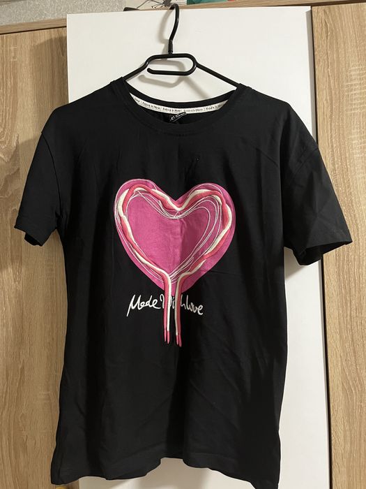 Черна тениска със сърце - размер M