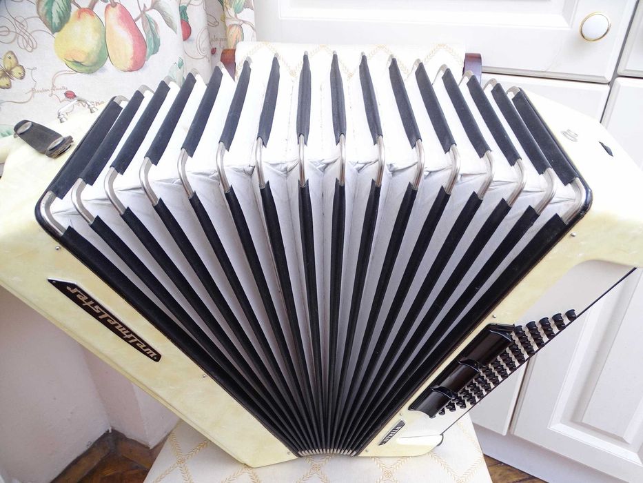 Отличен акордеон Велтмайстер Стела 60 баса