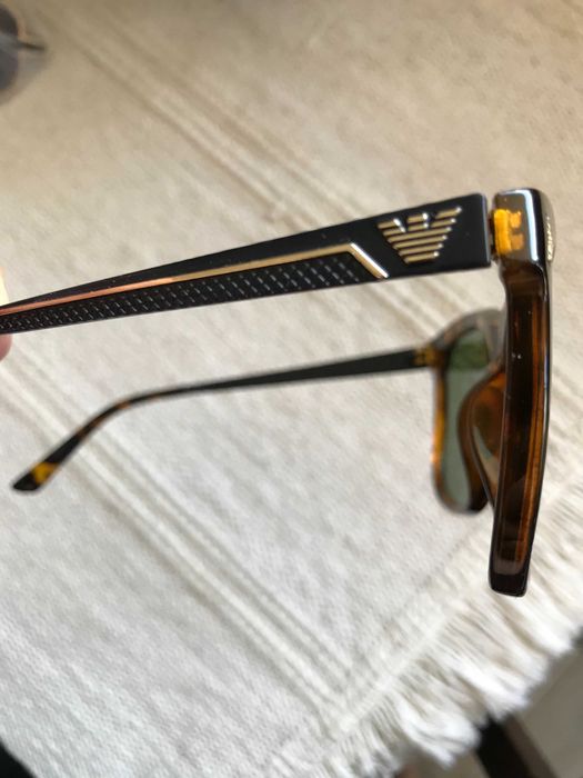 Продава слънчеви очила Емпорио Армани