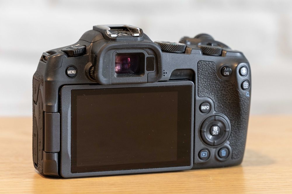 Canon R8 cu garantie + 2 acumulatori extra