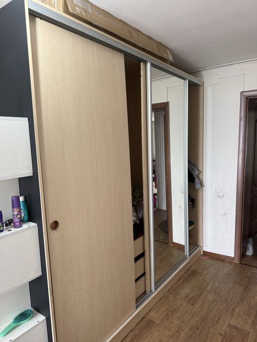 Продам шкаф в спальлю с зеркалом