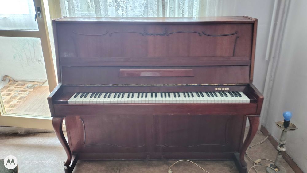 Пиано Cherny - ПОДАРЯВА СЕ !!!