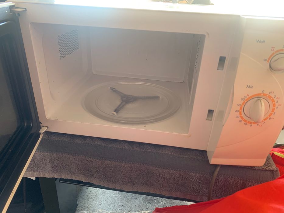 Продавам микровълнова фурна