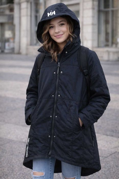 Дълго тъмно синьо яке Helly Hansen.