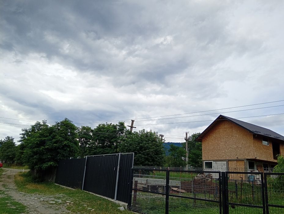 Vând casă în Lerești la strada principală.