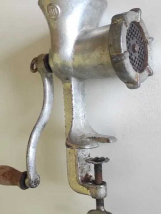 Месомелачка ръчна + приствка за колбаси