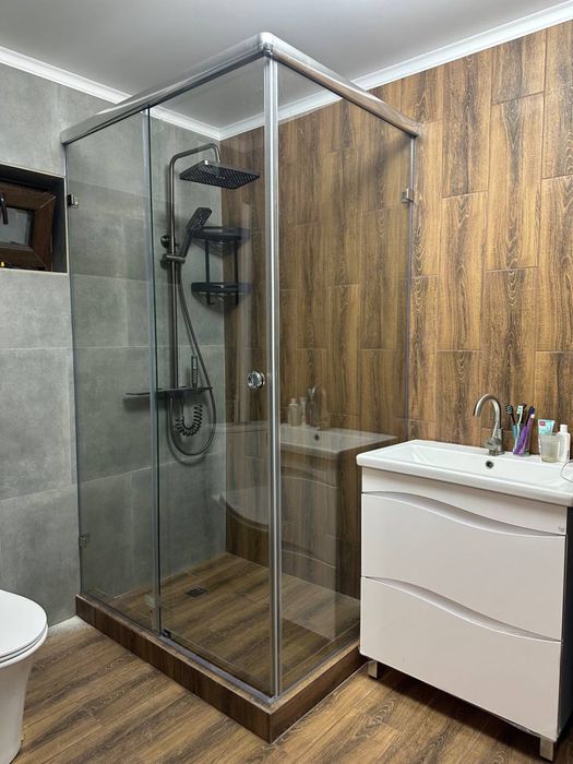 Дешевые кабины , Стеклянные перегородки .