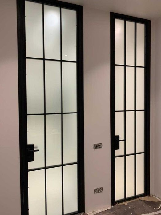 Стеклянные двери ,перегородки,крыши,остановки,витрины магазинов.