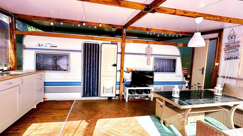 Продава се уютна каравана с веранда в къмпинг Атлиман край Китен